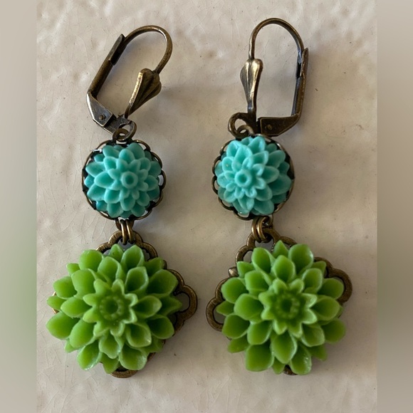 Jewelry - Vintage Lucite Flower Earrings